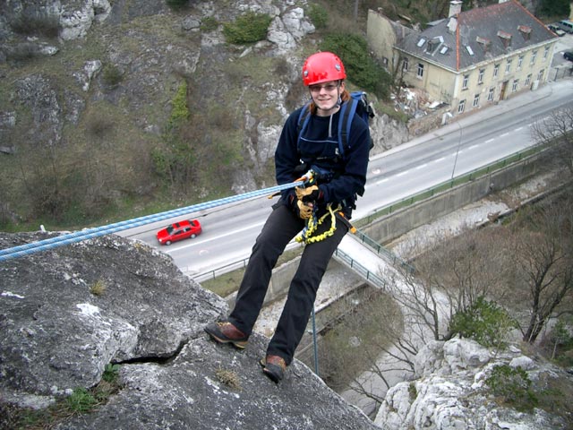 Mödlinger Klettersteig: Daniela beim Abseilen