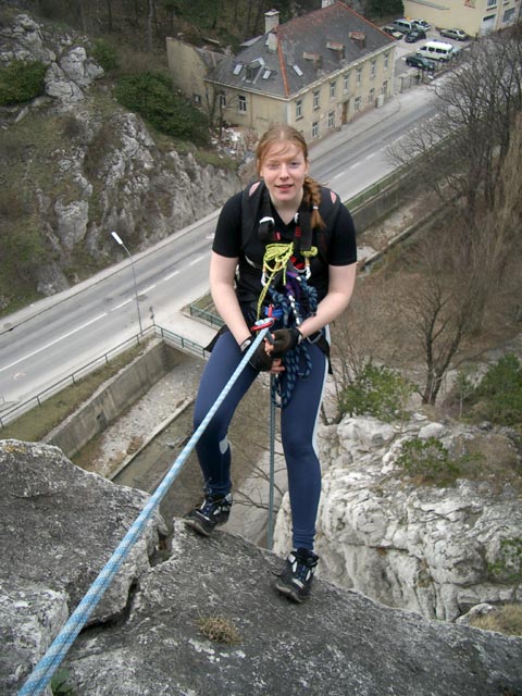 M&ouml;dlinger Klettersteig: Yasmin beim Abseilen