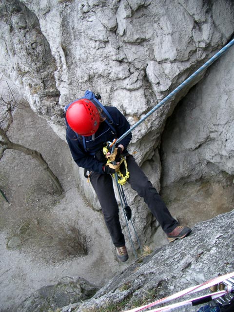 M&ouml;dlinger Klettersteig: Daniela beim Abseilen