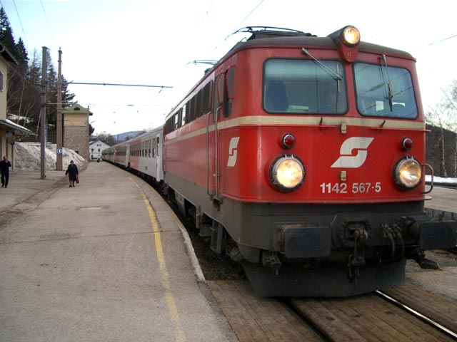 1142 567-5 mit R im Bahnhof Semmering (18. März)