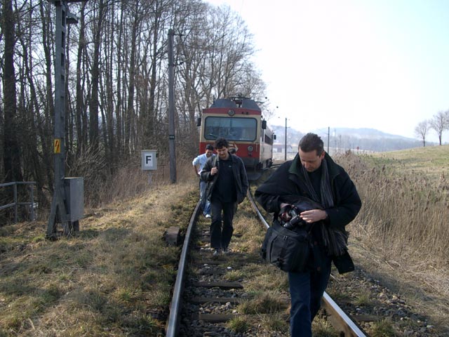 Fahrgäste des untauglich gewordenen 25 103 am Weg zur Haltestelle Neukirchen bei Lambach (24. März)