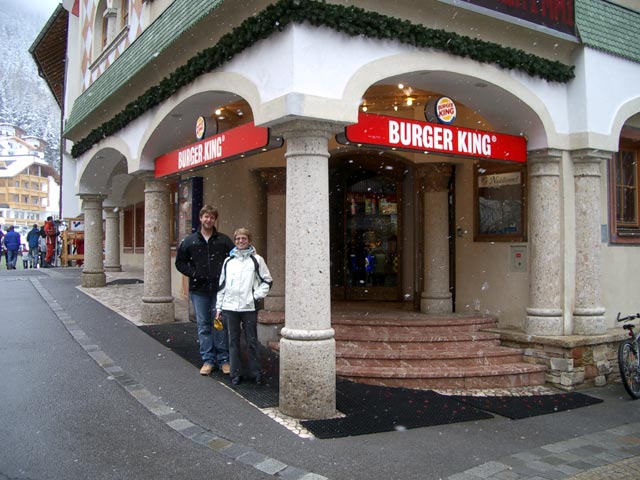 Markus und Mama vor dem Burger King (9. Apr.)