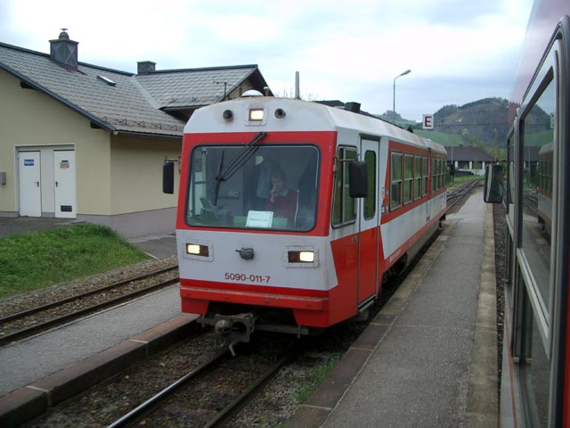 5090 011-7 als R 6958 im Bahnhof Gstadt