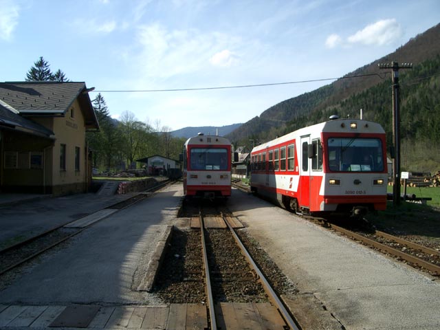 5090 013-3 als R 6914 und 5090 012-5 als R 6915 im Bahnhof Gro&szlig;hollenstein