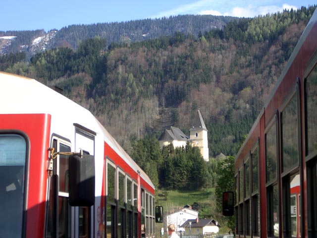 5090 012-5 als R 6915 und 5090 013-3 als R 6914 im Bahnhof Gro&szlig;hollenstein