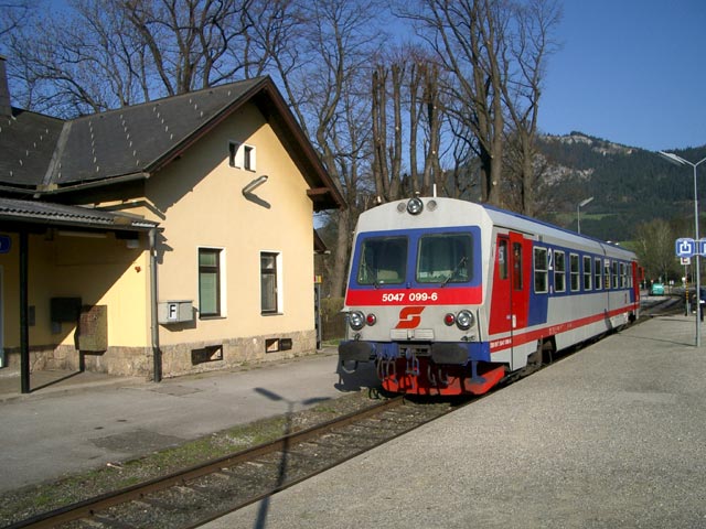 5047 099-6 als R 6407 im Bahnhof Gr&uuml;nbach am Schneeberg (23. April)