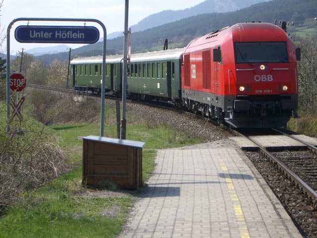 2016 008-1 mit R 6456 'Erlebniszug Zauberberge' bei der Einfahrt in die Haltestelle Unterh&ouml;flein
 (23. April)