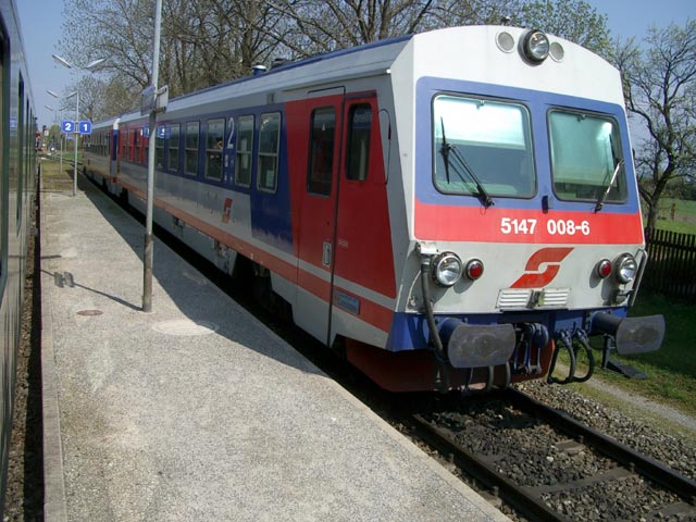 5147 008-6 als R 6421 im Bahnhof Willendorf am Steinfeld (23. April)