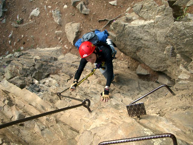 Jubil&auml;ums-Klettersteig: Carmen in der Einstiegs-Steilstufe