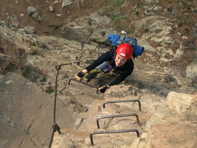 Jubil&auml;ums-Klettersteig: Carmen in der Einstiegs-Steilstufe