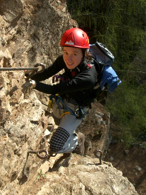 Jubil&auml;ums-Klettersteig: Carmen in der Einstiegs-Steilstufe