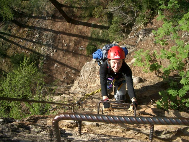 Jubil&auml;ums-Klettersteig: Carmen in der Einstiegs-Steilstufe