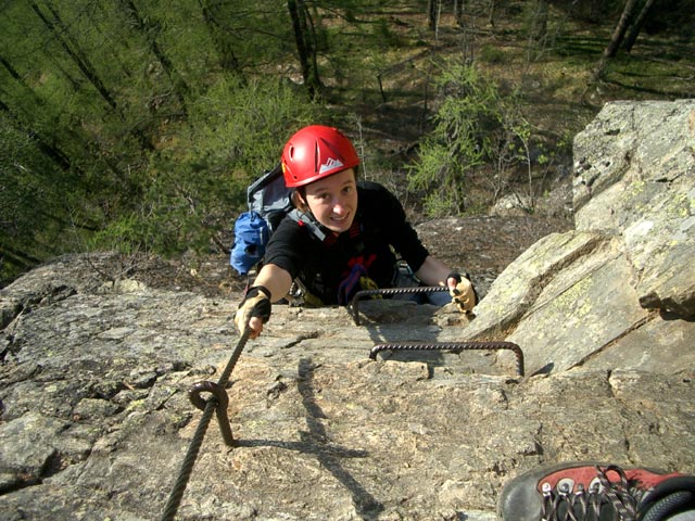 Jubil&auml;ums-Klettersteig: Carmen im &Uuml;berhang