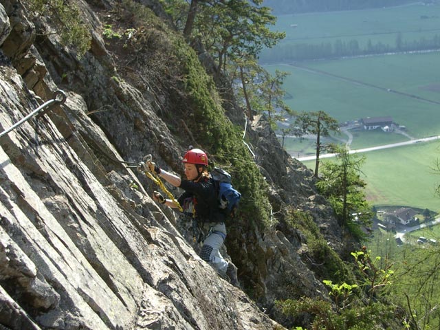 Jubil&auml;ums-Klettersteig: Carmen am Beginn der Querung