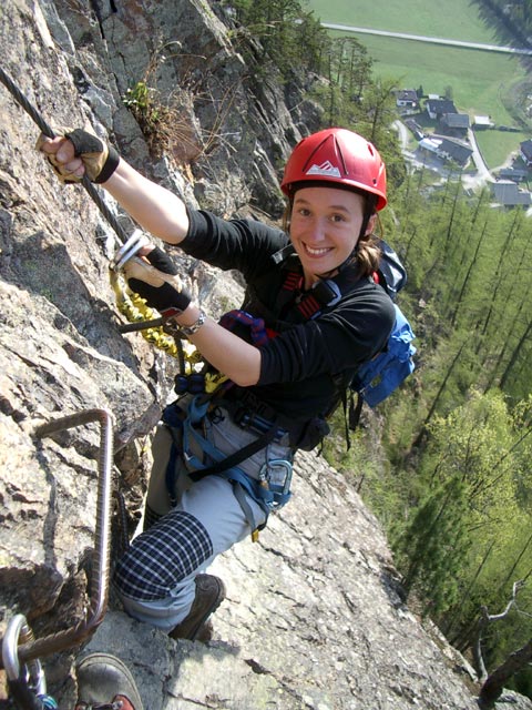 Jubil&auml;ums-Klettersteig: Carmen am Ende der Querung