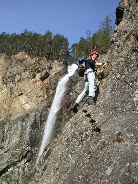 Jubil&auml;ums-Klettersteig: Carmen am Ende der Querung