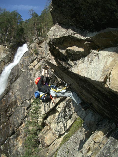 Jubil&auml;ums-Klettersteig: Carmen in der Schl&uuml;sselstelle