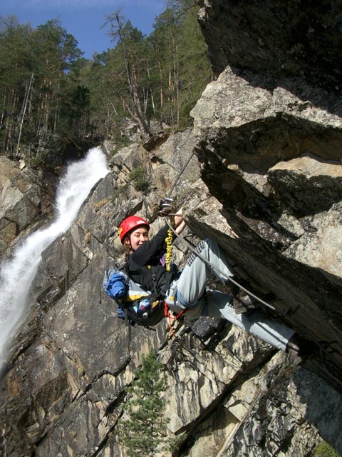 Jubil&auml;ums-Klettersteig: Carmen in der Schl&uuml;sselstelle