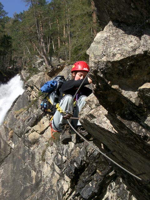 Jubil&auml;ums-Klettersteig: Carmen am Ende der Schl&uuml;sselstelle