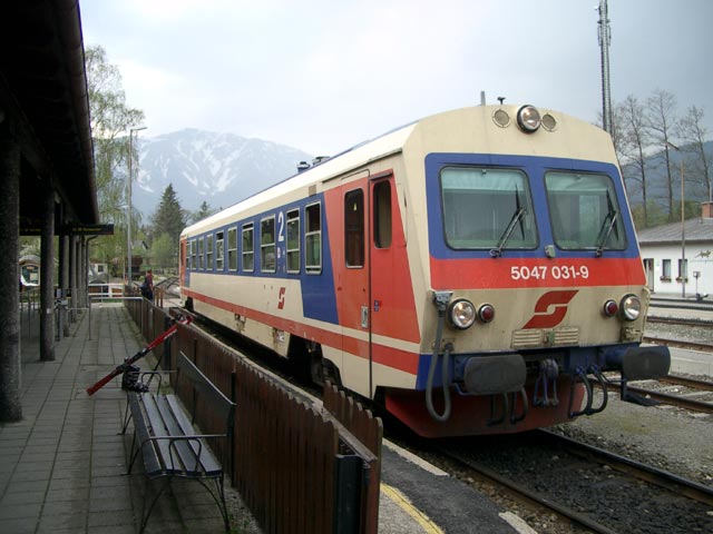5047 031-9 als R 6424 im Bahnhof Puchberg am Schneeberg, 577 m