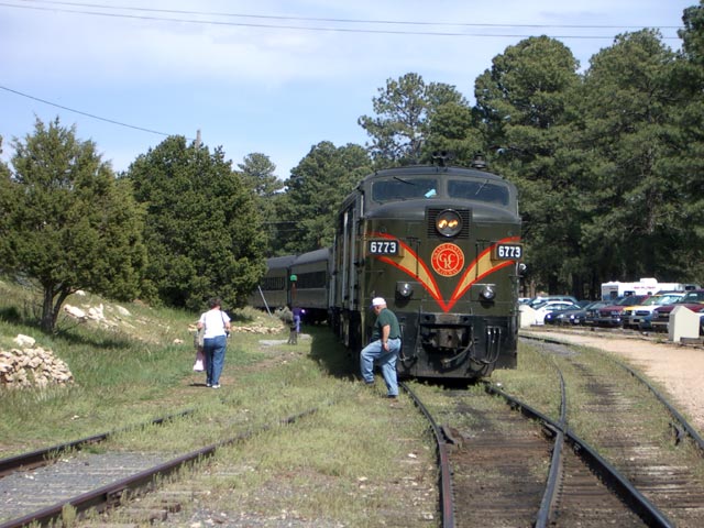 Zug der Grand Canyon Railway in Grand Canyon Depot (14. Mai 2005)