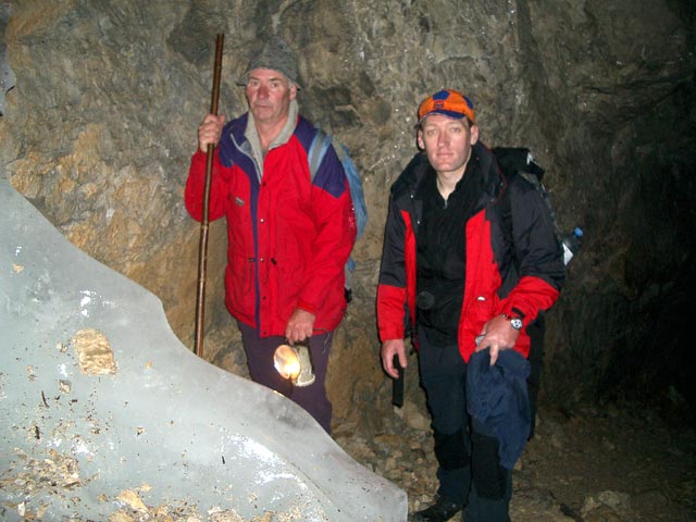unser F&uuml;hrer und Erich in der Frauenmauerh&ouml;hle (29. Mai)