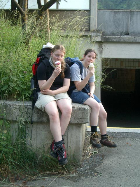 Yasmin und Daniela beim Bahnhof Mixnitz-B&auml;rensch&uuml;tzklamm