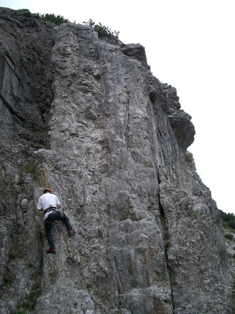 Übungsklettersteig Klettergarten Erl Spitze: Erich im linken Einstieg (18. Juni)