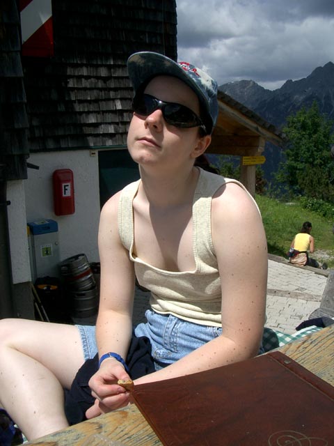 Daniela bei der Peter Wiechenthaler-H&uuml;tte, 1.707 m (3. Juli)