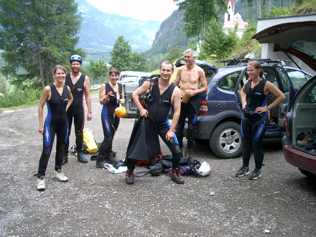 Sonja, Helmut, Ulrike, Erich, Josef und Doris bei der Wallfahrtskirche Lavant (10. Juli)