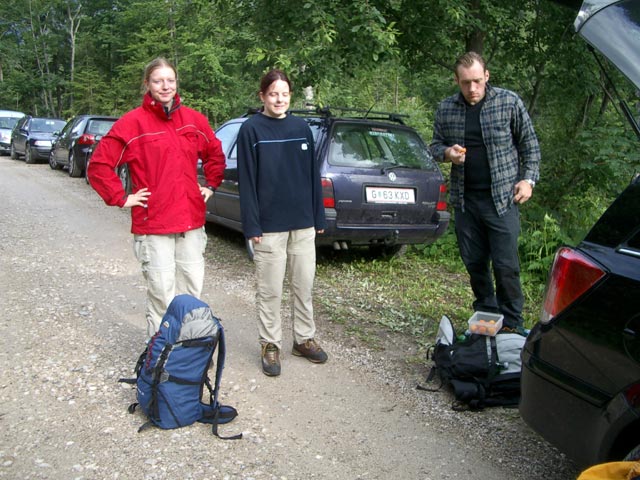 Yasmin, Daniela und Erich am Parkplatz Sch&ouml;nmoos