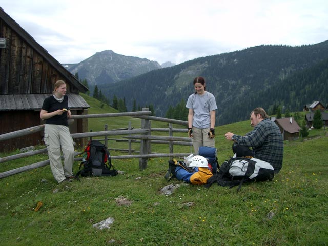 Yasmin, Daniela und Erich auf der Schnehitzalm, 1.611 m