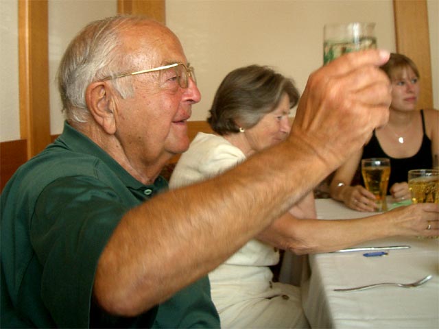 Opa, Oma und Tanja im Gasthof Zur alten Post