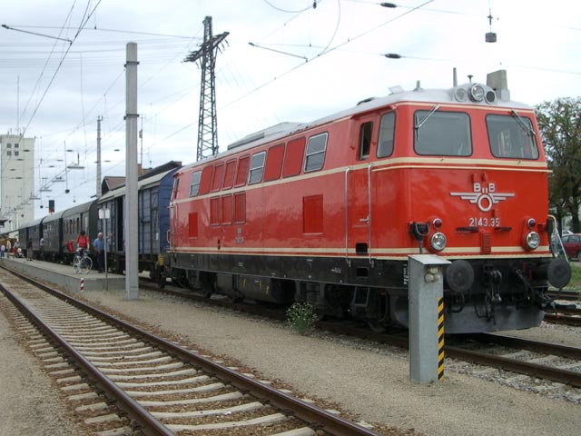2143.35 mit R 16000 'Reblaus-Express' im Bahnhof Retz