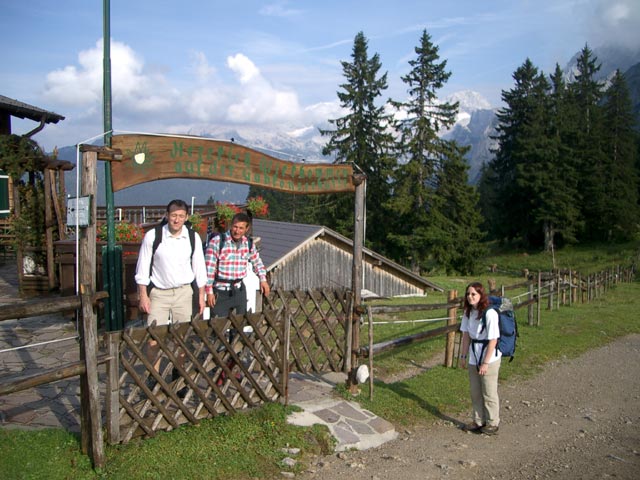 Erich, Erich und Daniela bei der Gablonzer H&uuml;tte, 1.522 m (19. Aug.)