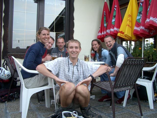 Sonja, Andreas, Helmut, ich, ? und Peter beim Gasthof Almfrieden