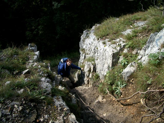 Daniela in der erdigen Rinne