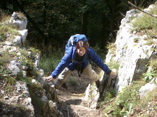 Daniela in der erdigen Rinne