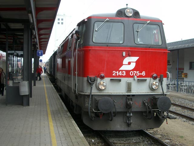 2143 075-6 mit R 16000 'Reblaus-Express' im Bahnhof Retz