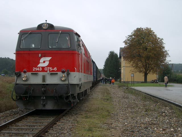 2143 075-6 mit R 16000 'Reblaus-Express' im Bahnhof Geras-Kottaun