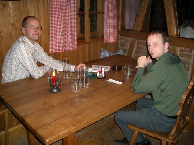 Christian und Christoph im Heurigen Zahel