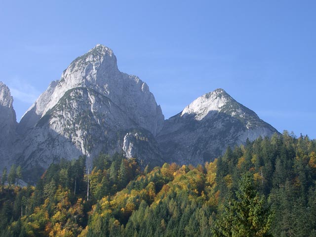 Großer Donnerkogl und Kleiner Donnerkogl von der Talstation der Gosaukammbahn aus (8. Okt.)