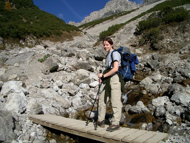 Daniela auf Weg 621 auf der Brücke über das Scharnitzbachl (22. OKt.)