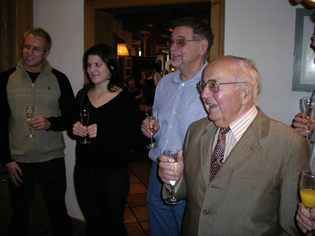 Mario, Anika, Papa und Opa im Heurigen Restaurant Doppler