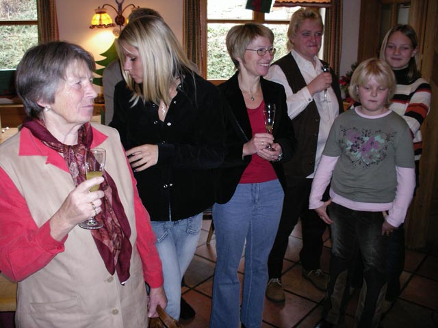 Oma, Karoline, Mama, Karin, Viktoria und Katharina im Heurigen Restaurant Doppler