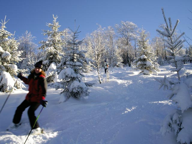 Sonja und Daniela neben der Abfahrt des Almlifts