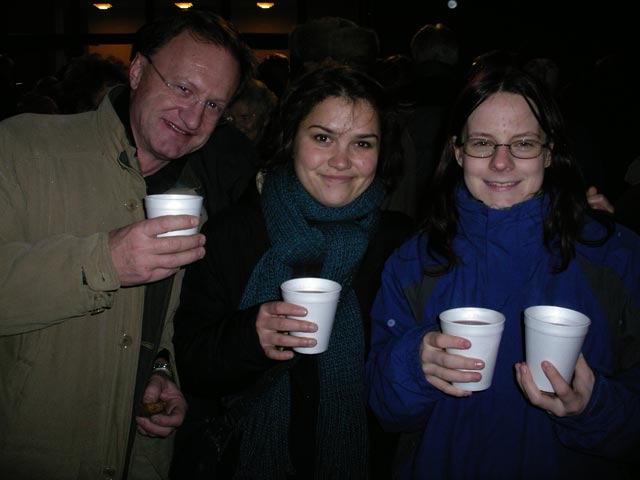 Robert, Monika und Daniela bei der Pfarrkirche Süßenbrunn