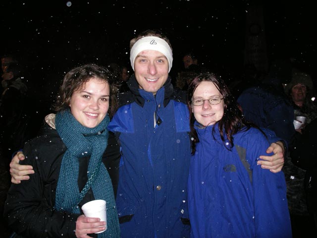 Monika, ich und Daniela bei der Pfarrkirche S&uuml;&szlig;enbrunn