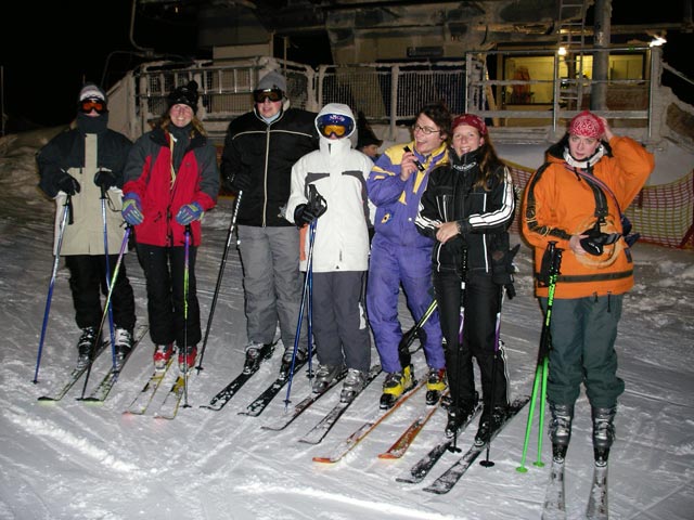 Nadja, Sonja, Matthias, Daniela, Reinhard, Marion und Isabella bei der Bergstation des 4er Sessellifts Almlift (31. Dez.)
