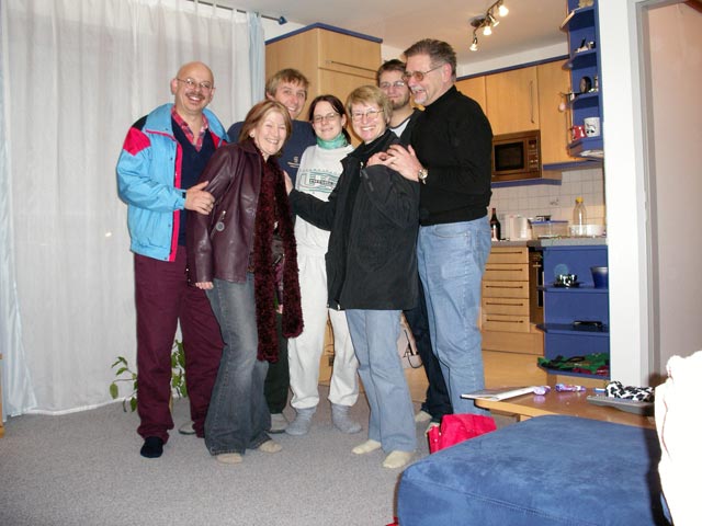 Roberto, ?, ich, Daniela, Mama, Markus und Papa in meiner Wohnung (8. Dez.)